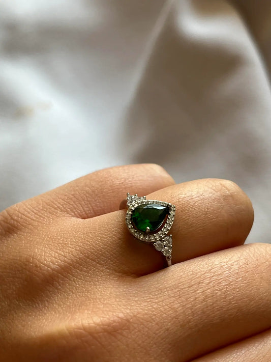 טבעת כסף טיפה עם זרקון בצדדים