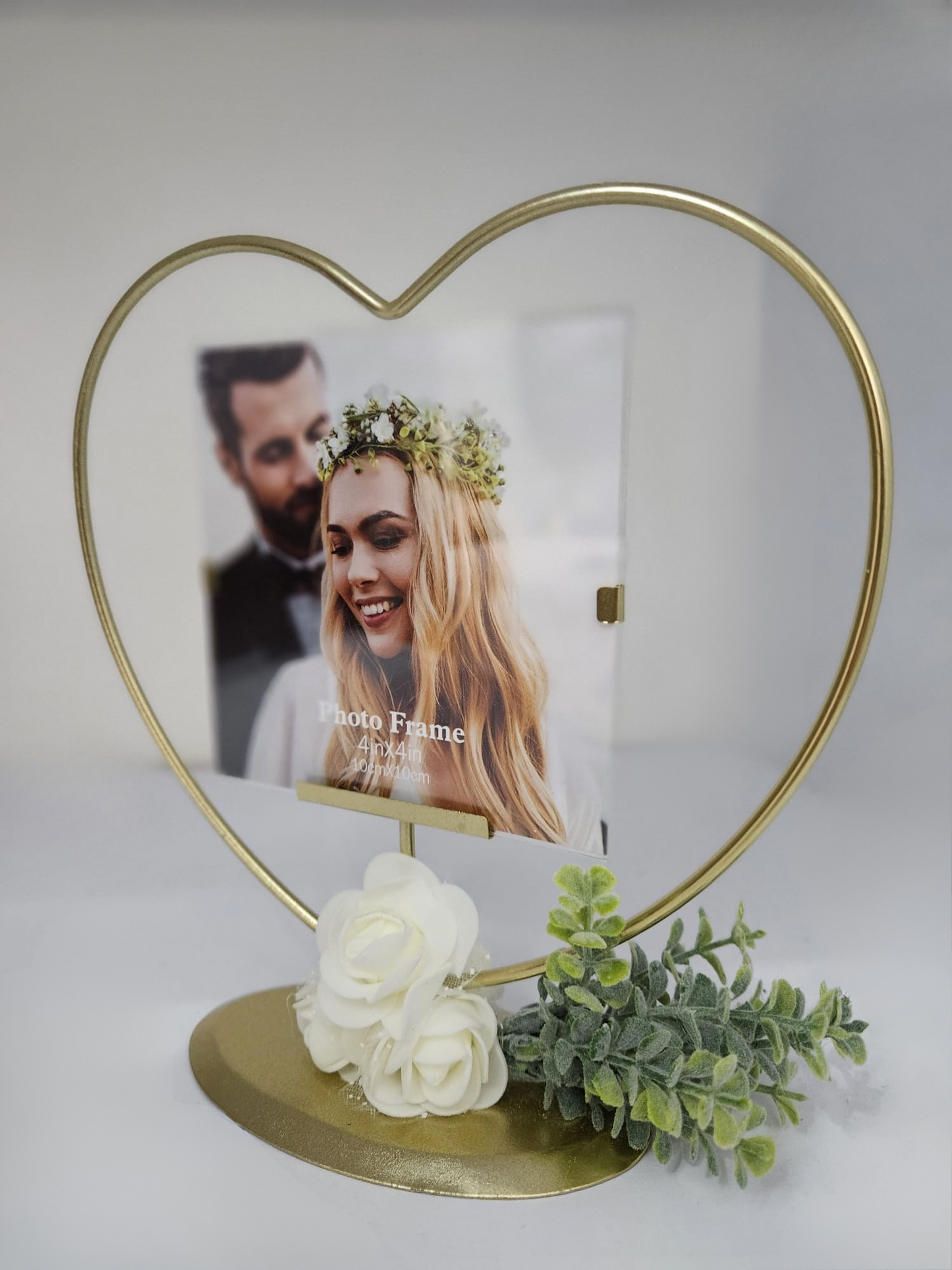 מסגרת לב מזהב – מעמד תמונה רומנטי בעיצוב יוקרתי עם פרחים