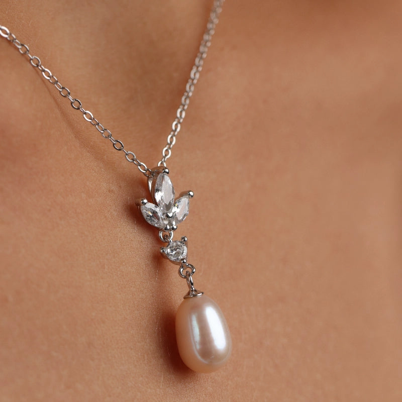 שרשרת כסף  תליון פרח משובץ פנינה