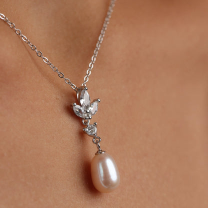 שרשרת כסף  תליון פרח משובץ פנינה