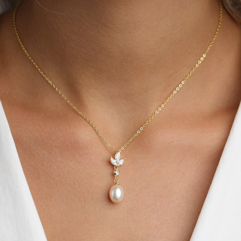 שרשרת כסף  תליון פרח משובץ פנינה