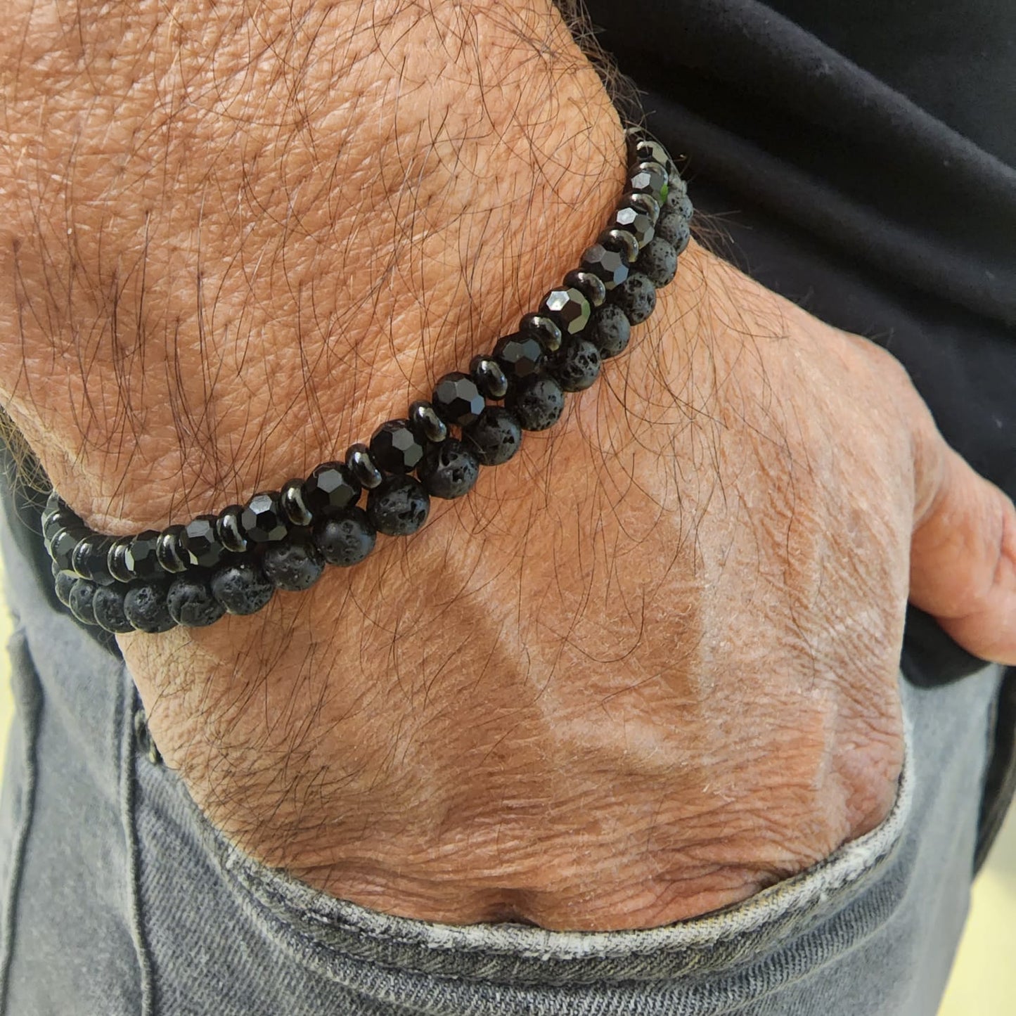 צמיד אבני לבה שחורות לגבר