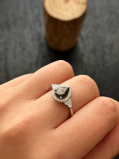 טבעת כסף טיפה עם זרקון בצדדים