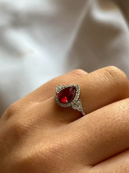 טבעת כסף טיפה עם זרקון בצדדים