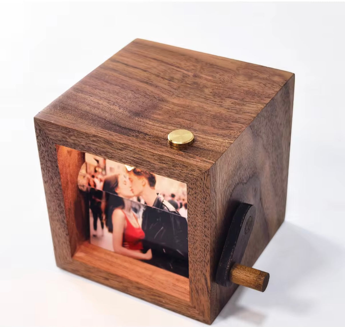 קוביית הרגעים – תיבת 8 תמונות מסתובבת בעיצוב עץ טבעי יוקרתי