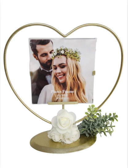 מסגרת לב מזהב – מעמד תמונה רומנטי בעיצוב יוקרתי עם פרחים