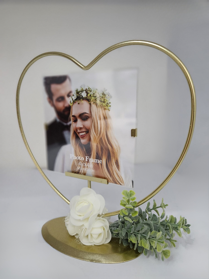 מסגרת לב מזהב – מעמד תמונה רומנטי בעיצוב יוקרתי עם פרחים